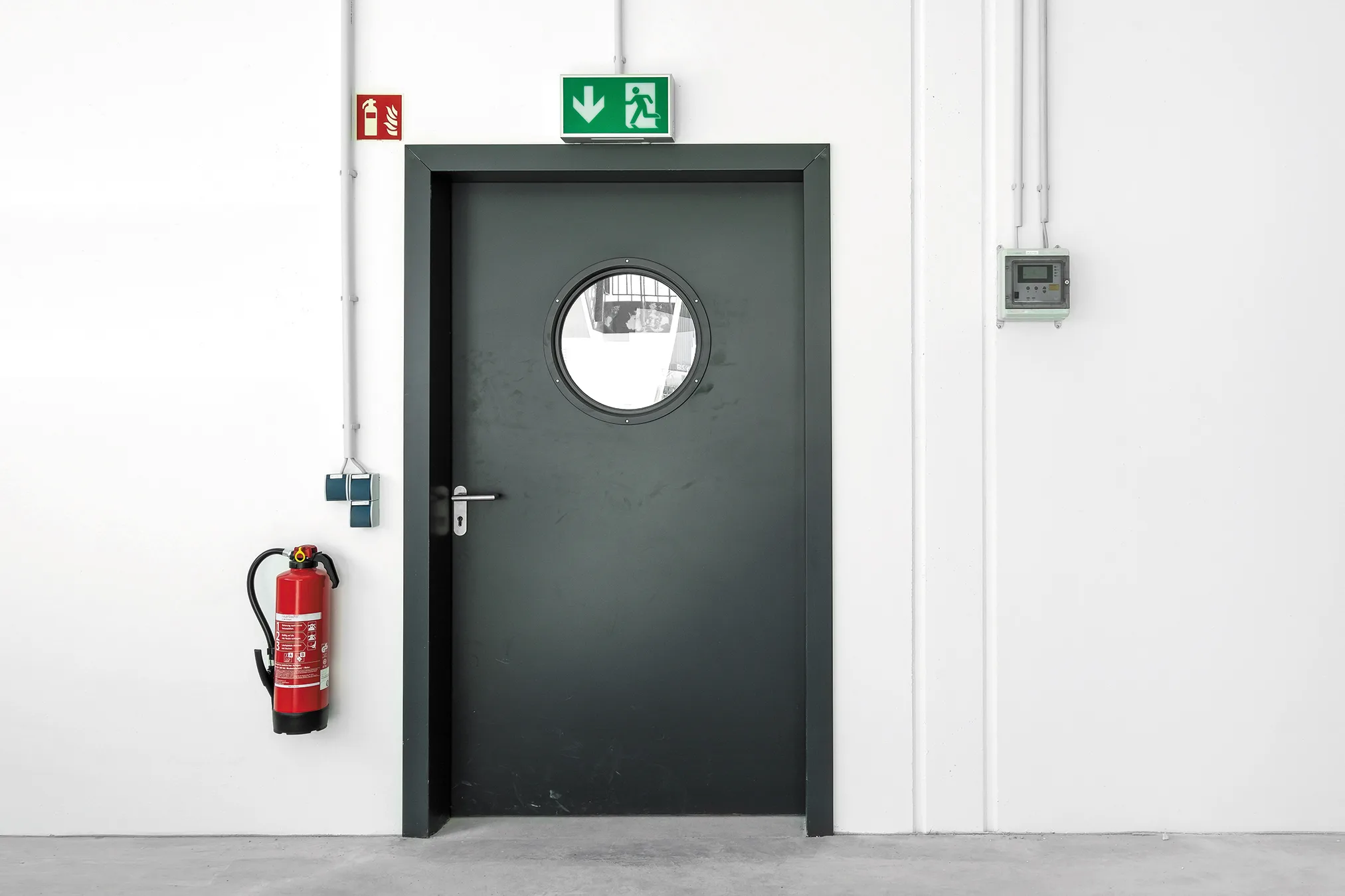 Brandschutztür mit rundem Sichtfenster im Fluchtweg